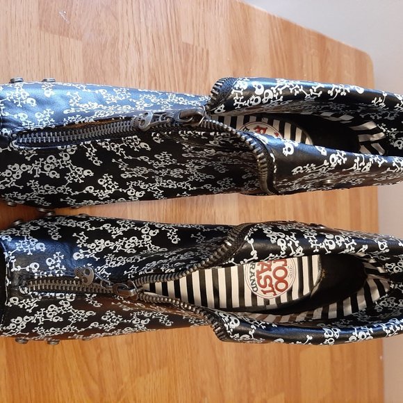 Skull & Cross Bones deisgn fashion boot - Picture 2 of 12